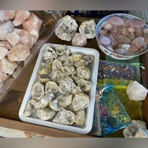 Clear crystal geodes ✨Himalayan salt & rose quartz💖
To help the kittens